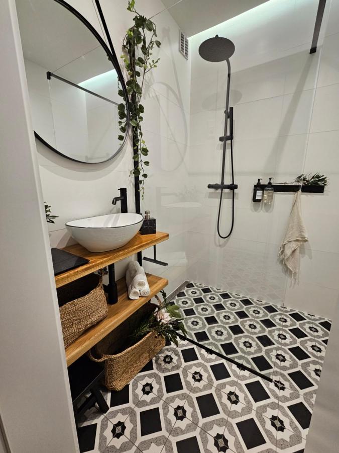 Design Apt In Old Town-Free Parking-Balcony براتسيلافا المظهر الخارجي الصورة